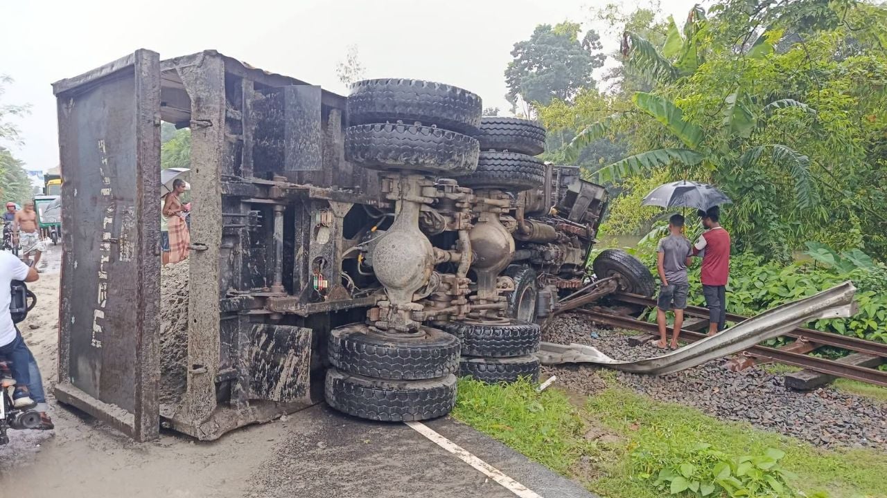 কুড়িগ্রামের রাজারহাটে রেললাইনে ট্রাক উল্টে ট্রেন চলাচল বন্ধ যাত্রীদের চরম দুর্ভোগ