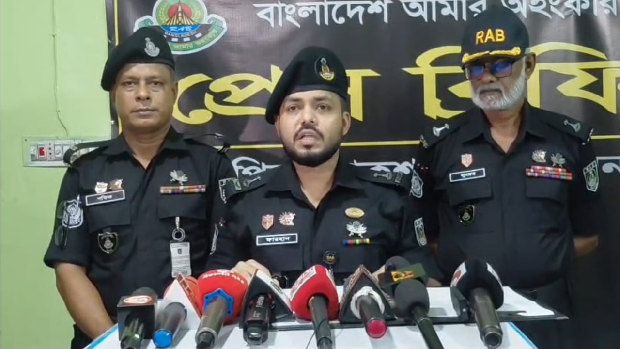 ফরিদপুরে ৮৮০ বোতল স্কাফ সিরাপসহ মাদক কারবারি গ্রেপ্তার প্রাইভেটকার জব্দ