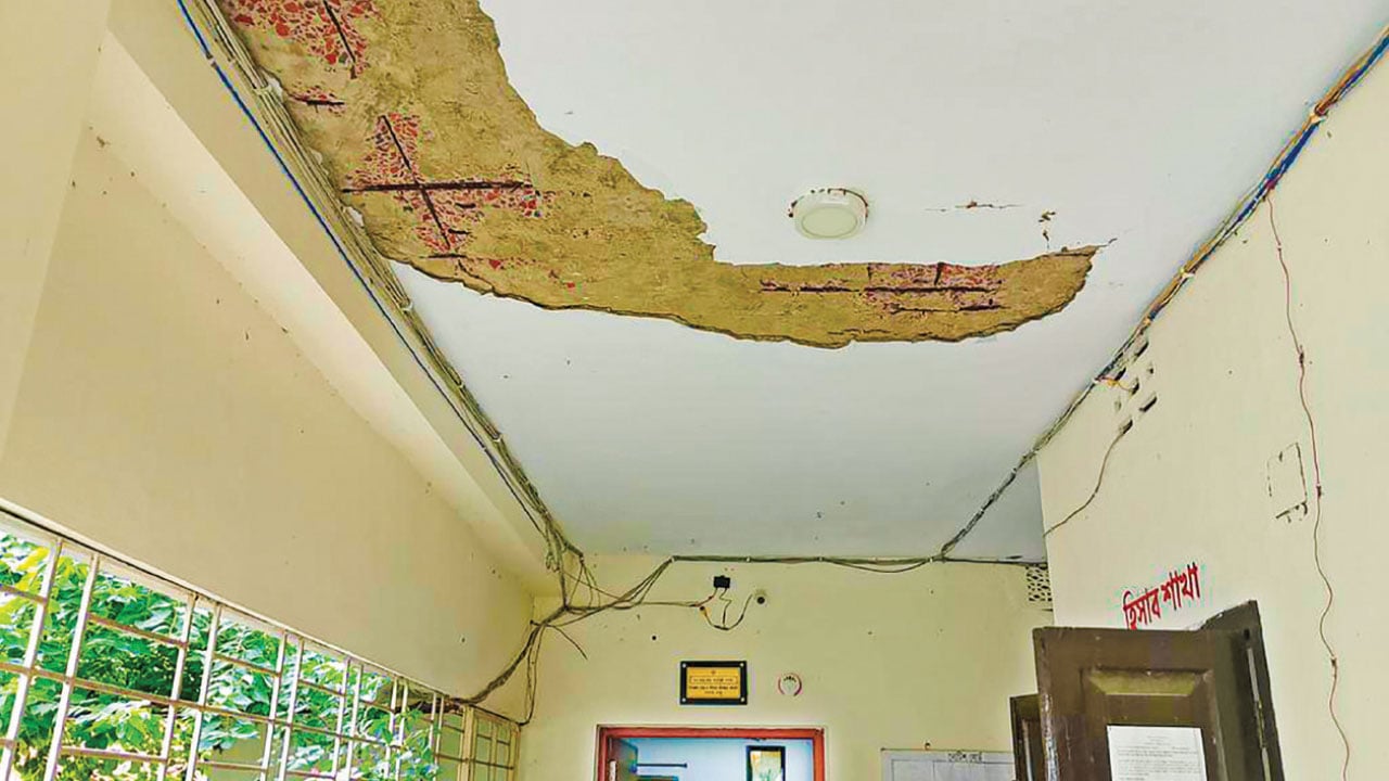 ঝুঁকিপূর্ণ গঙ্গাচড়া উপজেলা স্বাস্থ্য কমপ্লেক্স যেকোনো সময় বড় দুর্ঘটনার আশঙ্কা