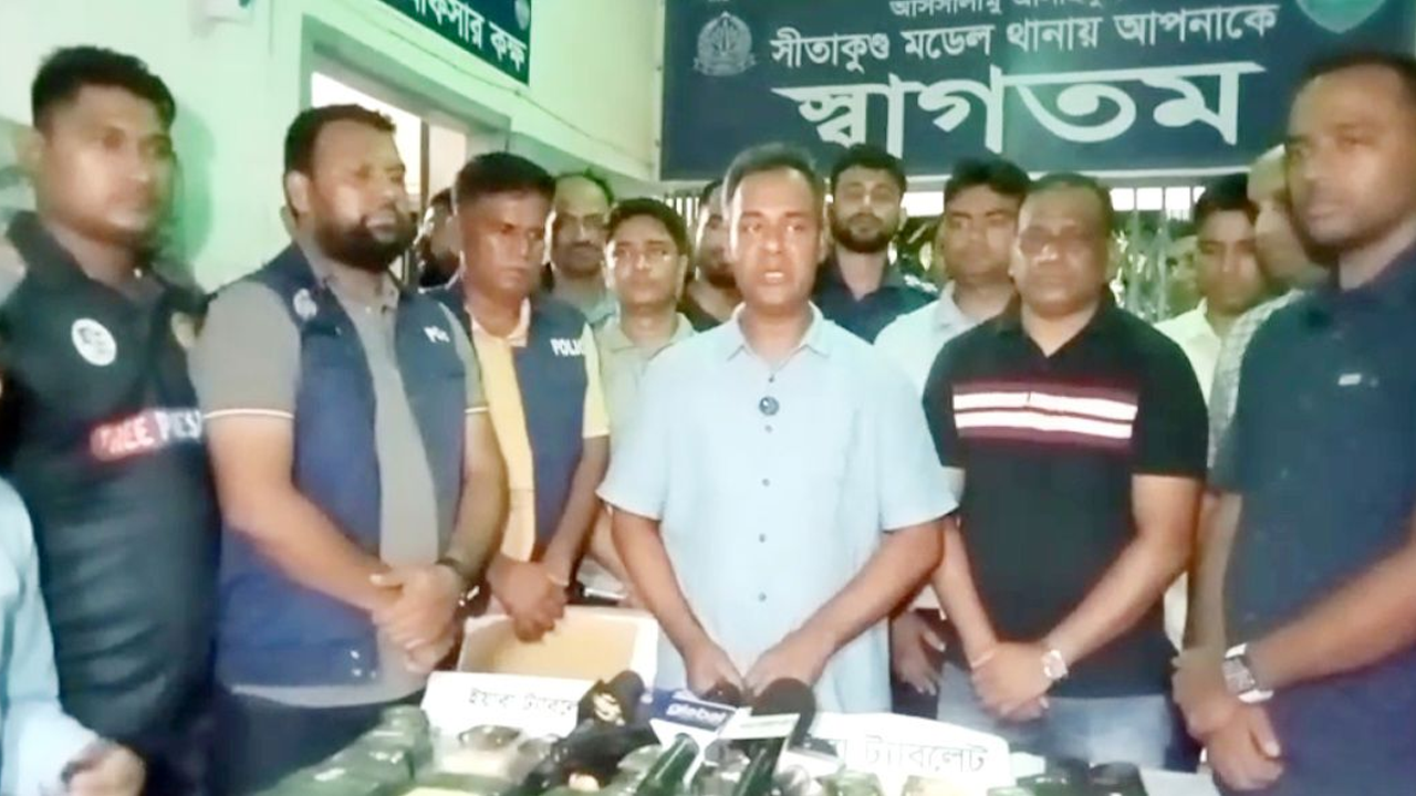 সীতাকুণ্ডে গ্যাস সিলিন্ডারের ভেতরে সাড়ে ৩ কোটি টাকার ইয়াবা উদ্ধার জব্দ প্রাইভেট কার