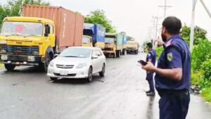 দাউদকান্দিতে বাস উল্টে ৮ যাত্রী আহত মহাসড়কে দীর্ঘ যানজট
