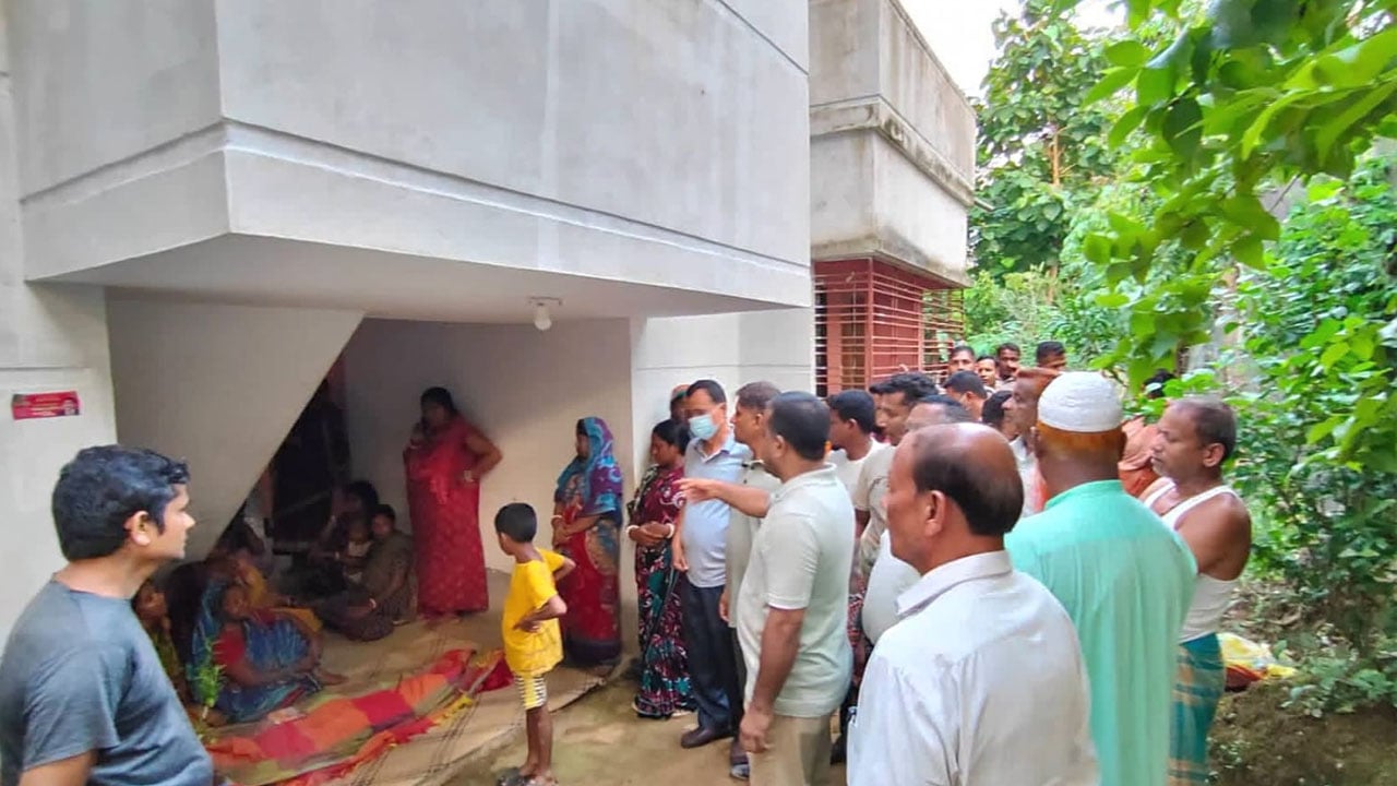 মাটিরাঙ্গায় নারিকেল গাছ পড়ে গৃহবধূর মৃত্যু