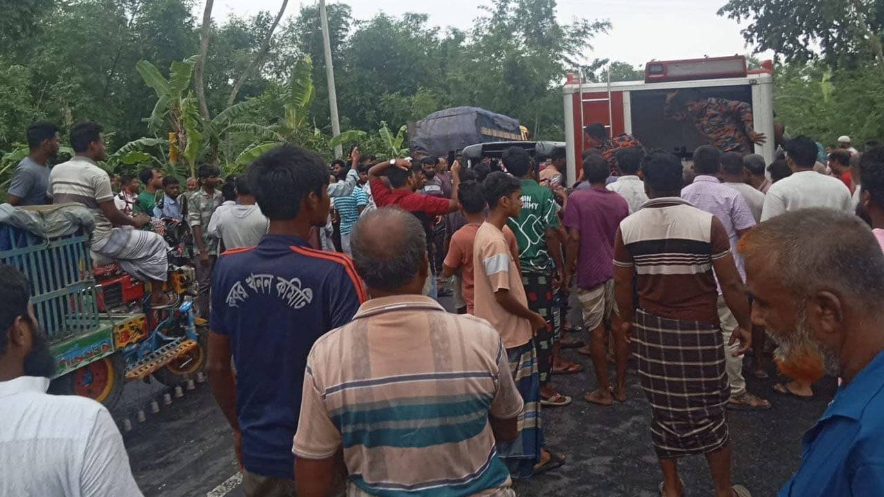 রাজশাহীর মোহনপুরে ট্রাক ও মাহিন্দ্রা সংঘর্ষে নিহত ৩