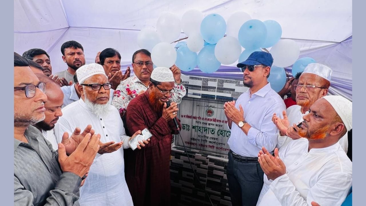 চট্টগ্রামের জরাজীর্ণ সড়ক উন্নয়নে অগ্রাধিকার মেয়রের