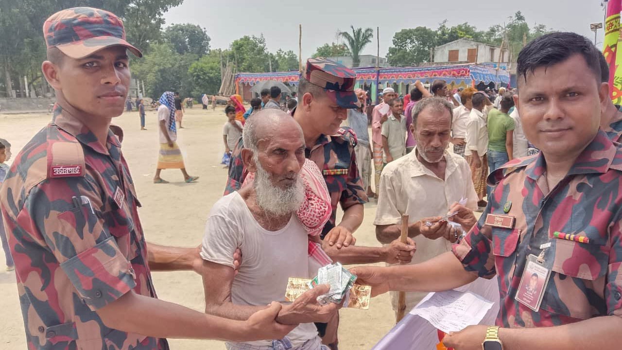 রাজশাহীর দুর্গম চরাঞ্চলে বিজিবির ফ্রি মেডিকেল ক্যাম্প ও বিনামূল্যে ওষুধ বিতরণ