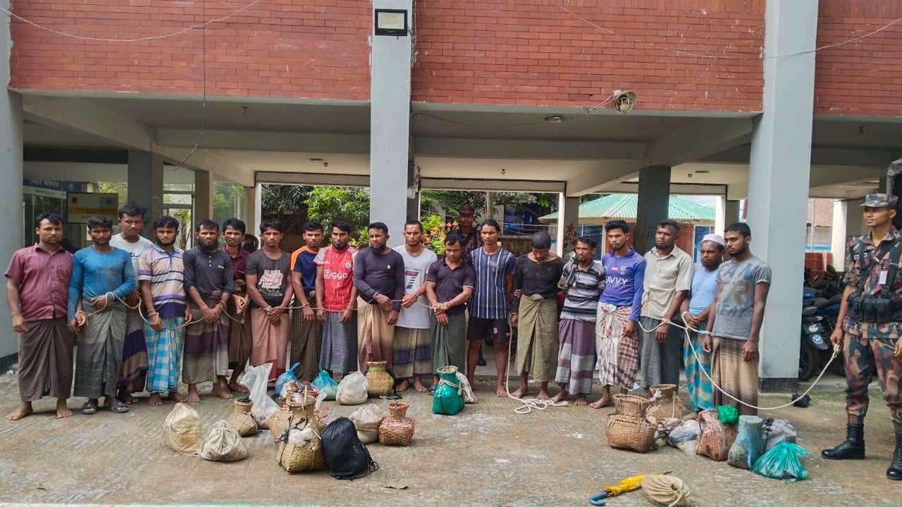 উখিয়ায় মাছের ঘেরে কাজ করার সময় ১৯ রোহিঙ্গা আটক