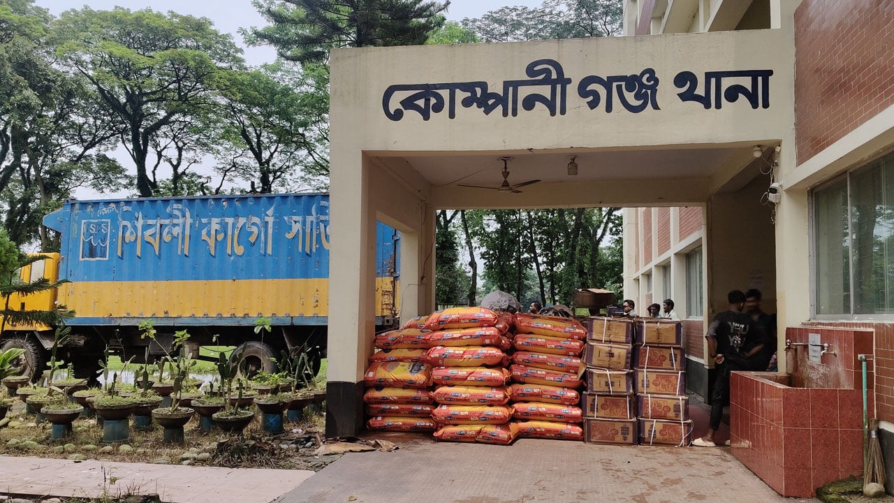 কোম্পানীগঞ্জে চোরাচালানের ৭৫ লক্ষ টাকার মালামালসহ আটক ১, কাভার্ড ভ্যান ও নৌকা জব্দ