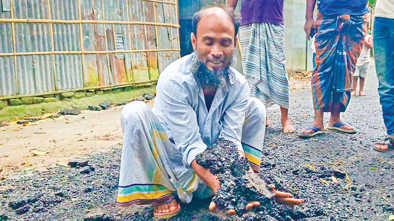 নীলফামারীতে ৪৫ লাখ টাকার সড়ক সাত দিনেই লণ্ডভণ্ড নিম্নমানের নির্মাণে ক্ষোভ