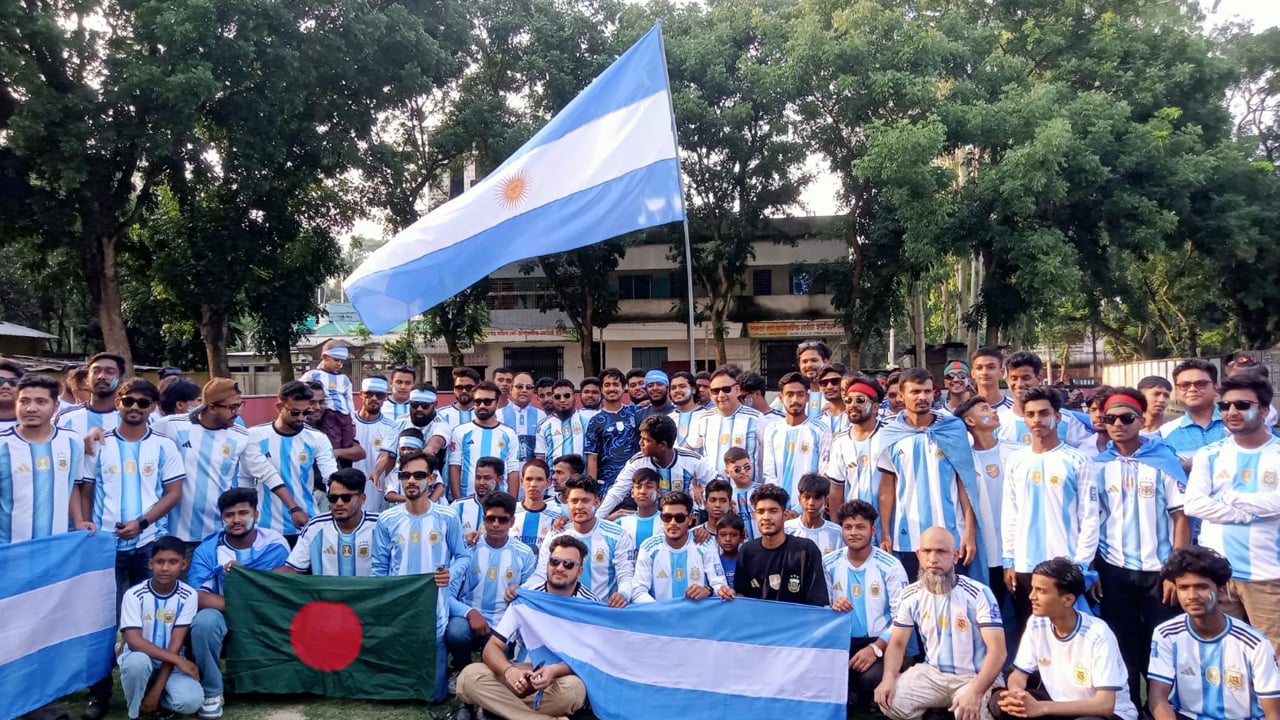 বিশ্বকাপ ফুটবল ২০২৬ ঘিরে দিনাজপুরের বোচাগঞ্জে আর্জেন্টিনা সমর্থকদের বর্ণাঢ্য বাইক শোডাউন