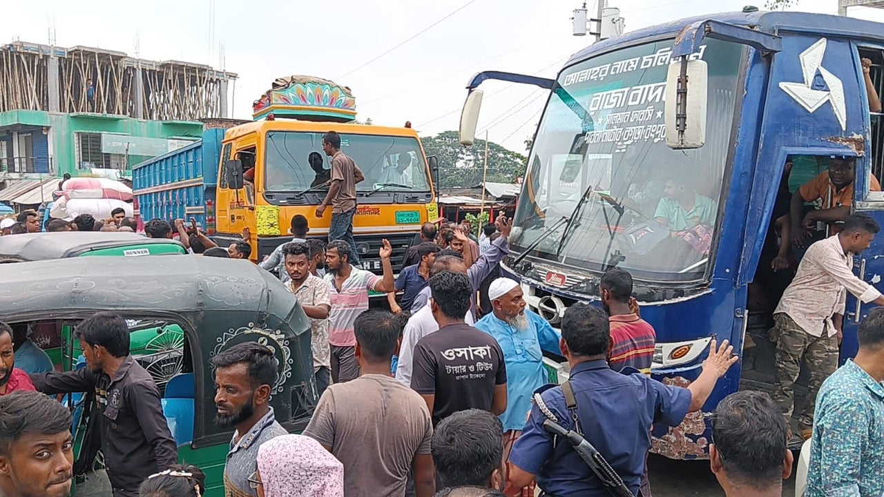পুলিশের বিরুদ্ধে চাঁদাবাজির অভিযোগ, বগুড়া-নাটোর মহাসড়কে অটোরিকশা চালকদের অবরোধ