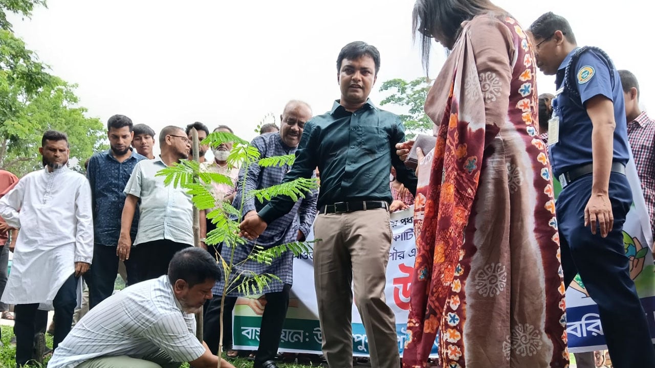 উজিরপুরে পৌর কর্তৃপক্ষের বৃক্ষরোপণ কর্মসূচি পালিত