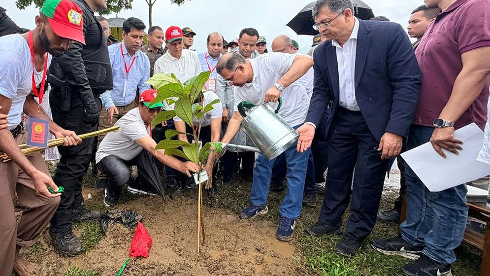 কক্সবাজারে ২৫ কোটি বৃক্ষরোপণ কর্মসূচির আনুষ্ঠানিক উদ্বোধন করলেন প্রধানমন্ত্রী তারেক রহমান