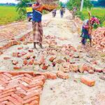 কালীগঞ্জে ভালো পিচ রাস্তা খুঁড়ে ইটের সলিং নির্মাণে সরকারি অর্থের অপচয়ের অভিযোগ