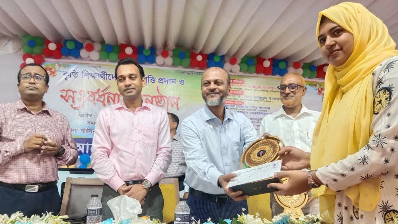 বাগেরহাটে ৪১৮ মেধাবী শিক্ষার্থীকে ২৭ লাখ টাকার শিক্ষাবৃত্তি প্রদান