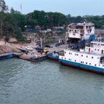 বৈরী আবহাওয়ায় পাটুরিয়া-দৌলতদিয়া ও আরিচা-কাজিরহাট রুটে নৌযান চলাচল বন্ধ