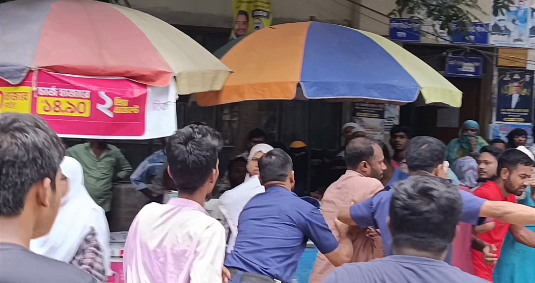 Murder suspect assaulted by crowd at Narayanganj court premises