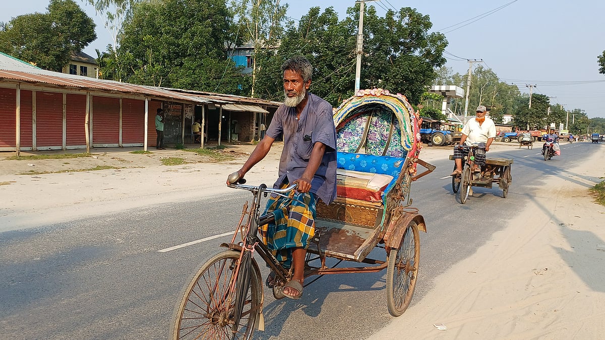 Battery-powered competition leaves veteran rickshaw pullers in Bangladesh struggling to survive