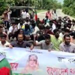 Prohibited Bangladesh Chhatra League members block Dhaka-Khulna highway to protest vandalized Mujibur Rahman mural