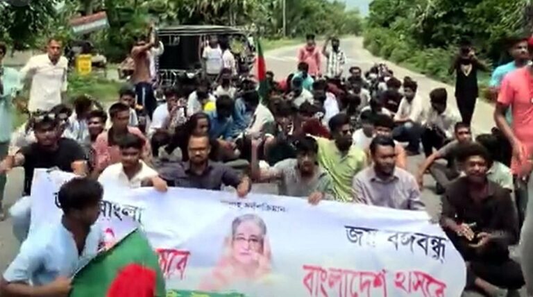 Prohibited Bangladesh Chhatra League members block Dhaka-Khulna highway to protest vandalized Mujibur Rahman mural