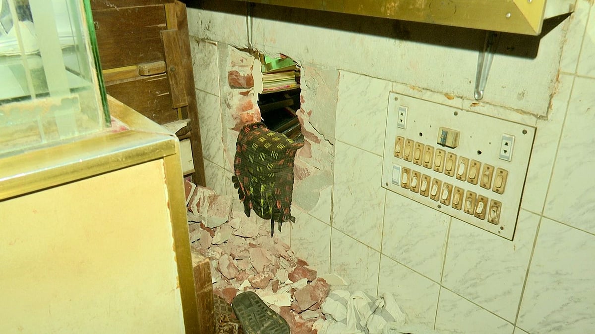 Rajshahi Jewellery Heist Investigated as Mysterious Wall Breach Leaves Authorities Baffled
