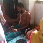 Bangladesh farmer arrives at hospital with snake that bit him
