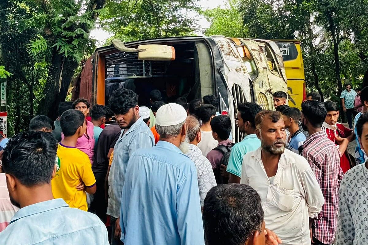 Bus crash on Chittagong-Coxs Bazar highway leaves 15 injured