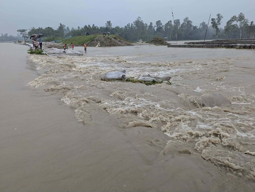 Embankment breach in Kurigram leaves dozens of villages flooded as Dudhkumar River swells