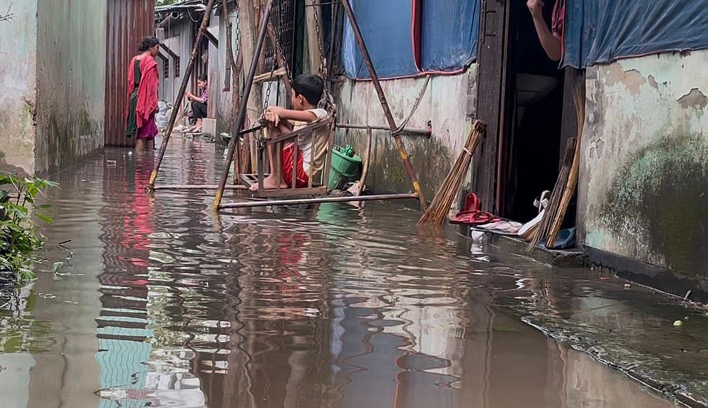 Waterlogging displaces hundreds in Gazipur as drainage failure persists for fourth day