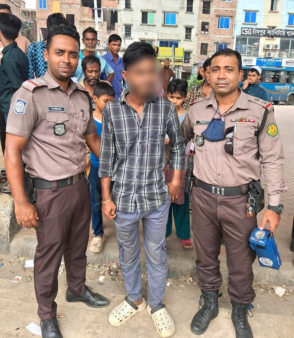Traffic police officer apprehends professional thief in Dhaka after roadside mobile phone snatching