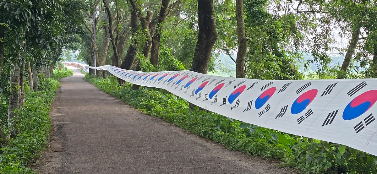 Bangladesh Fan Displays Five-Kilometer South Korea Flag in Tribute to National Team