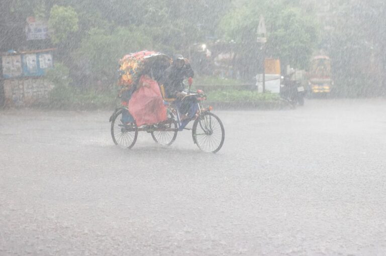 Heavy Rainfall Paralyses Dhaka as Severe Waterlogging Disrupts Commuter Travel