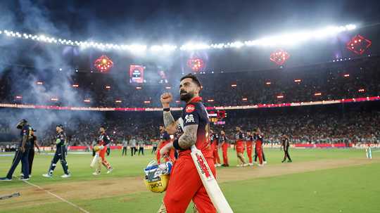 কোহলির ব্যাটে চড়ে টানা দ্বিতীয়বার আইপিএল শিরোপা জয়ের উৎসবে মাতল রয়্যাল চ্যালেঞ্জার্স বেঙ্গালুরু