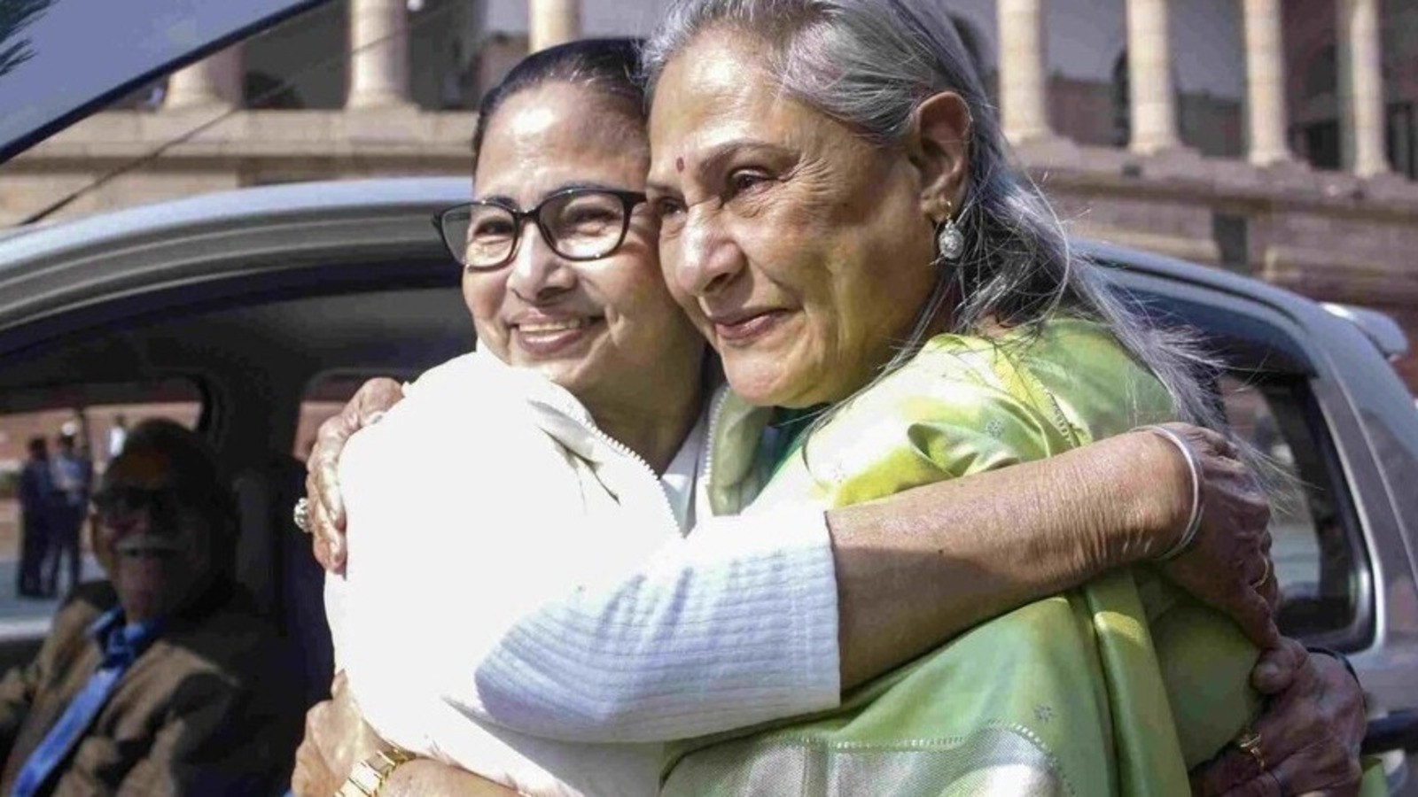 মমতা বন্দ্যোপাধ্যায়ের কালীঘাটের বাসভবনে জয়া বচ্চন ঘিরে রাজনৈতিক জল্পনা