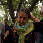 দিল্লির যন্তর মন্তরে বিক্ষোভ কর্মসূচিতে অংশ নিয়ে অসুস্থ প্রবীণ অভিনেত্রী শাবানা আজমি