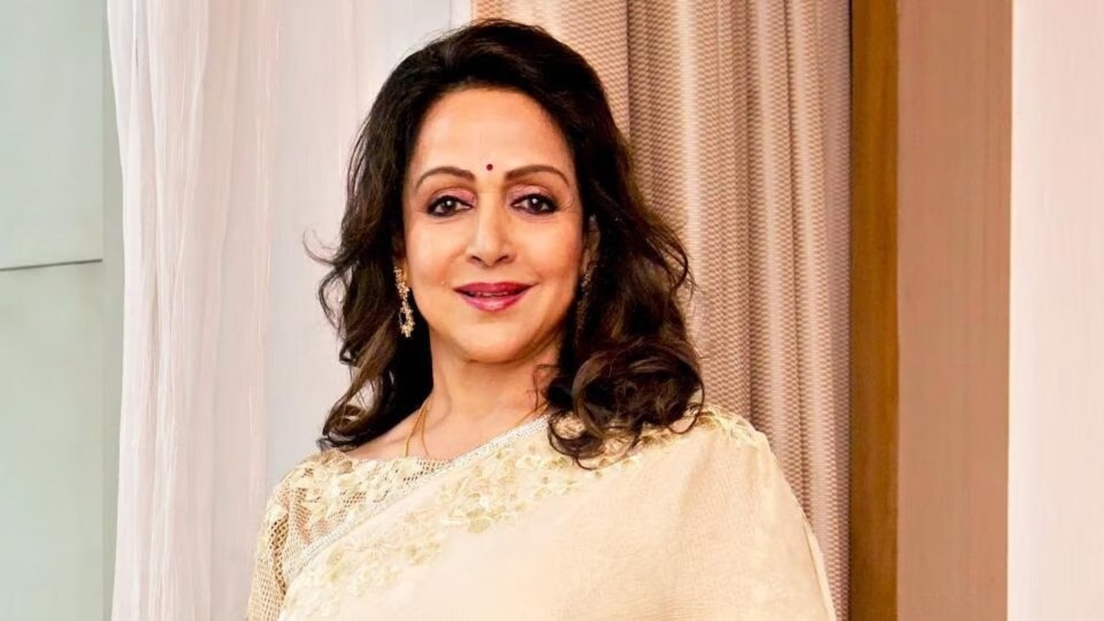 দিল্লিতে ককরোচ জনতা পার্টির সংসদ অভিযান ও ধর্মেন্দ্র প্রধানের পদত্যাগের দাবিতে উত্তাল রাজনীতির আবহে মুখ খুললেন হেমা মালিনী