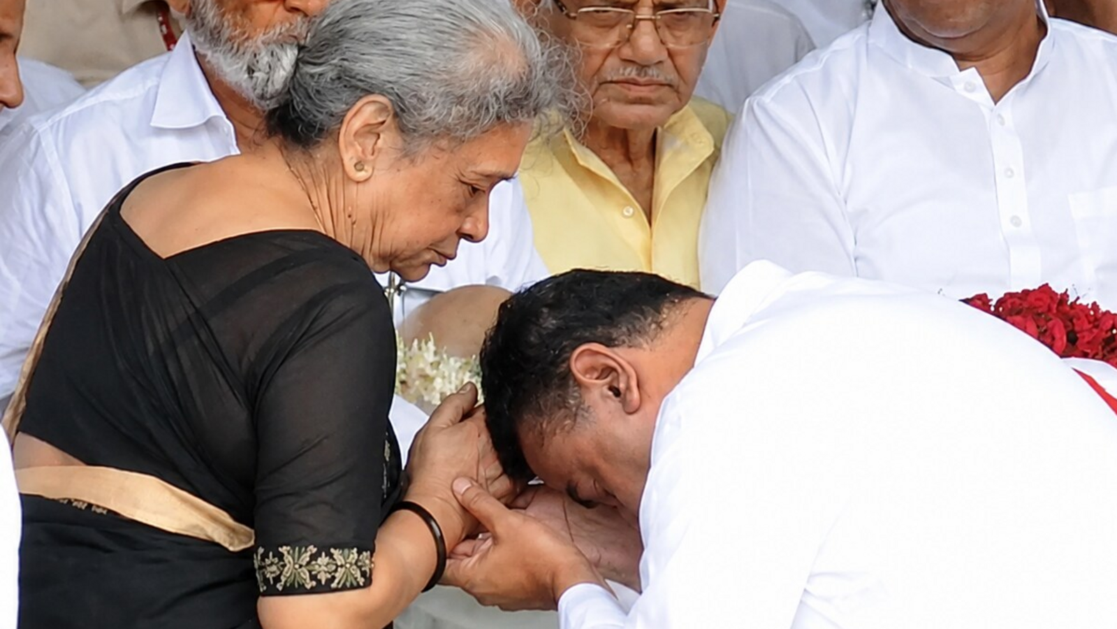 প্রাক্তন মুখ্যমন্ত্রী বুদ্ধদেব ভট্টাচার্যের স্ত্রী মীরা ভট্টাচার্যের নিরাপত্তা পুনর্বহালের সিদ্ধান্ত নিল রাজ্য সরকার