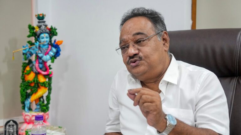 কলকাতায় আজাদি স্লোগান দিলে কঠোর ব্যবস্থার হুঁশিয়ারি শমীক ভট্টাচার্যের