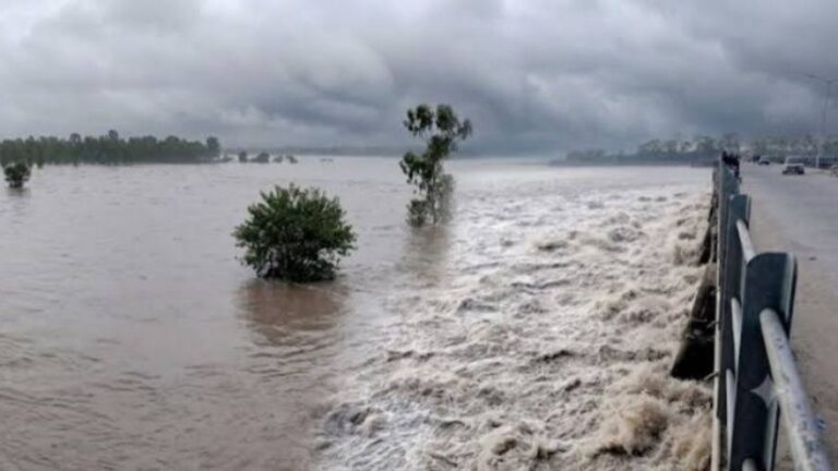 ফিরোজওয়ালায় বাঁধ ভেঙে প্লাবিত জনপদ, প্রাণ গেল তিন শিশুর, পানিবন্দি কয়েক শ পরিবার