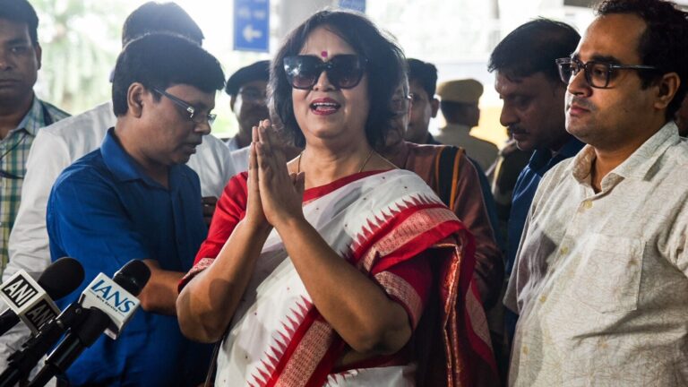দীর্ঘ দুই দশক পর কলকাতায় ফিরলেন তসলিমা নাসরিন, ঘিরে ফেলেছে রাজনৈতিক বিতর্ক