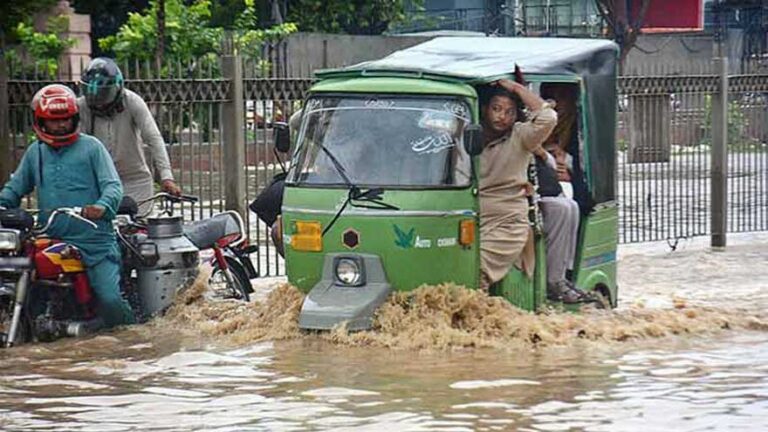 লাহোরে টানা ছয় দিনের ভারী বর্ষণ জনজীবন বিপর্যস্ত