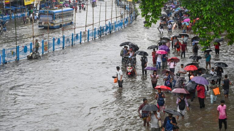 দক্ষিণবঙ্গে সাময়িক বৃষ্টির বিরাম বুধবার থেকে ফের ভারী বর্ষণের পূর্বাভাস
