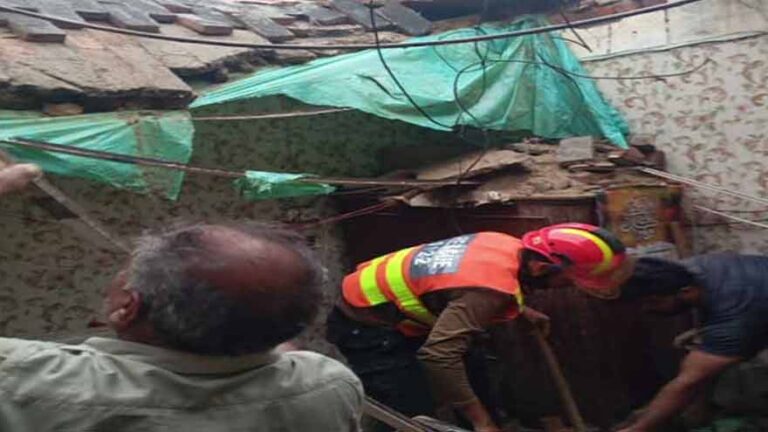 লাহোরে ধসে পড়া বাড়ির ছাদের নিচে চাপা পড়ে শিশুসহ তিনজনের মৃত্যু