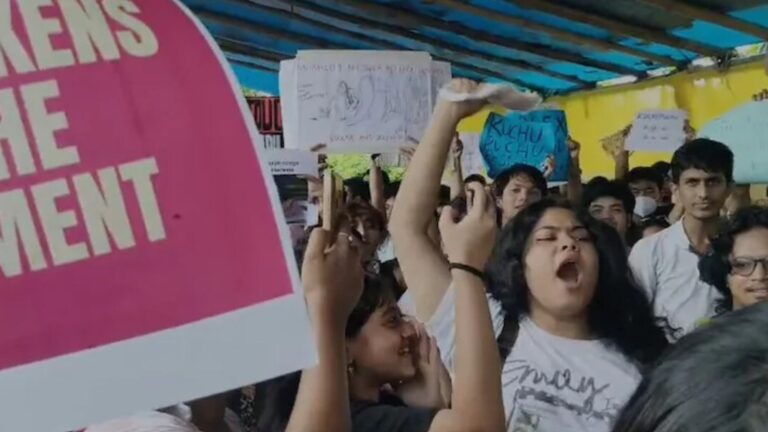 নিট প্রশ্নফাঁস নিয়ে উত্তাল অসম, মন্ত্রীর মেয়ের সরকারবিরোধী বিক্ষোভে রাজনৈতিক বিতর্ক