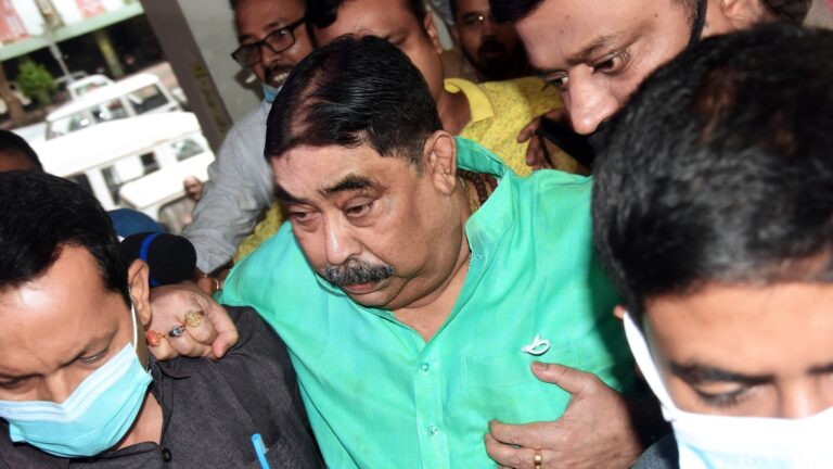 টুলু মণ্ডলের সঙ্গে ঘনিষ্ঠতার অভিযোগ অস্বীকার অনুব্রত মণ্ডলের মানহানির মামলার হুঁশিয়ারি