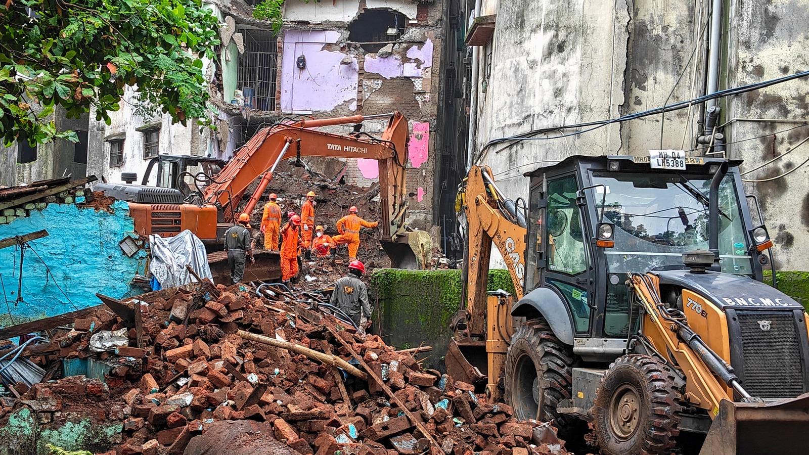 মহারাষ্ট্রের ভিওয়ান্ডিতে বহুতল ধসে নিহত ৯, ধ্বংসস্তূপের নিচে আরও অনেকে আটকা থাকার আশঙ্কা