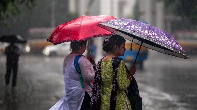 নিম্নচাপের বিদায়েও কাটল না মেঘ, উত্তরবঙ্গে অতি ভারী বৃষ্টির পূর্বাভাস