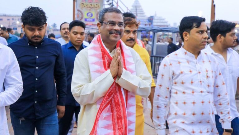 নিট প্রশ্নপত্র ফাঁস ও বিতর্কের মুখে কেন্দ্রীয় শিক্ষামন্ত্রীর পদত্যাগ