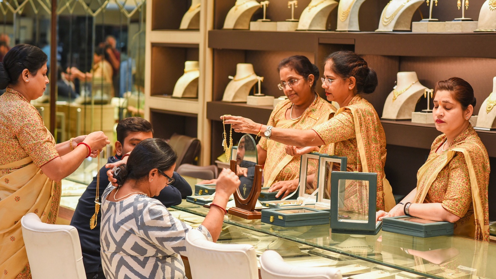 কলকাতায় ঊর্ধ্বমুখী সোনা ও রুপোর দাম, দিশেহারা ক্রেতা সাধারণ