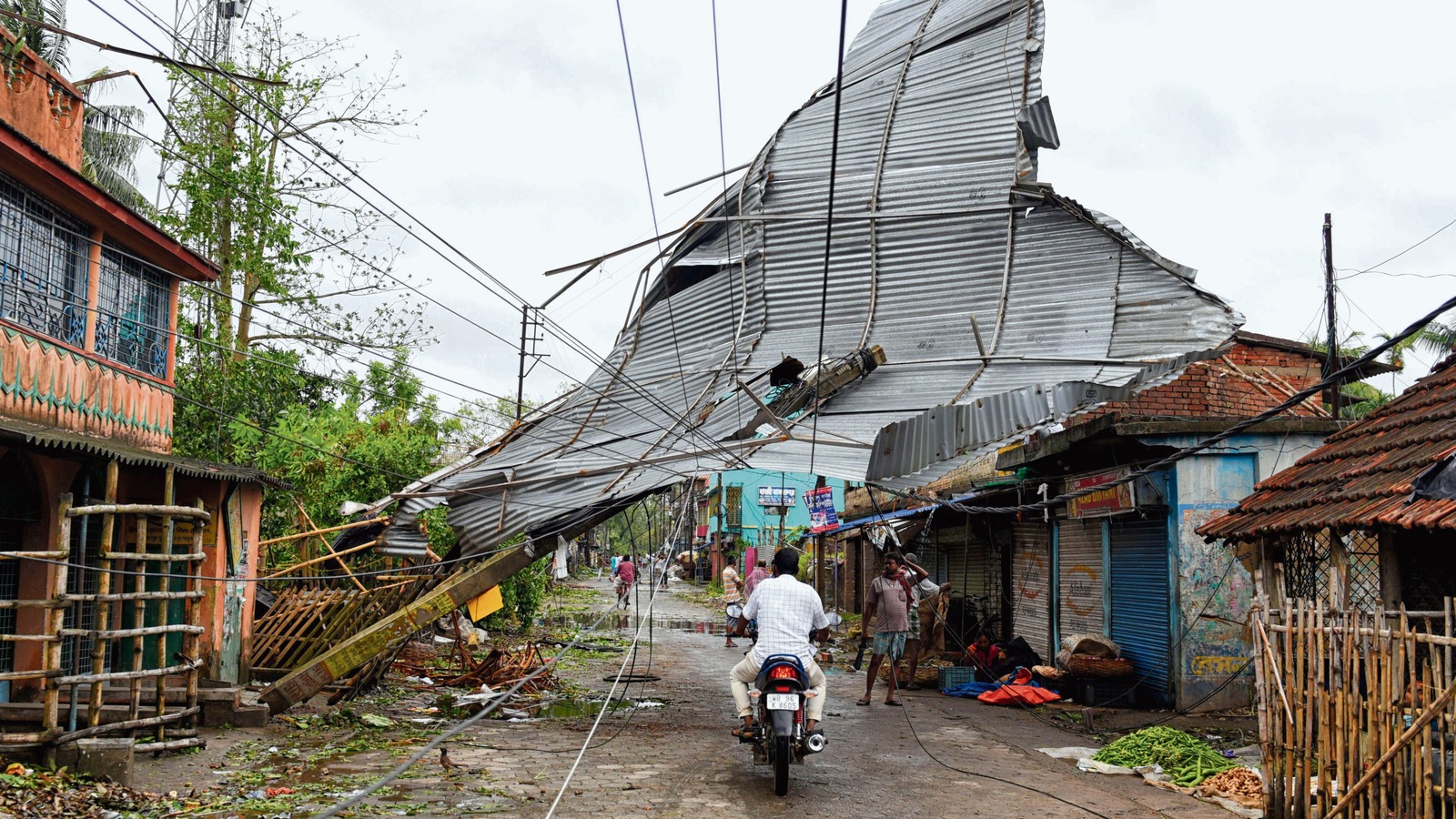 আমফানের ত্রাণে ৩০ কোটি টাকা তছরুপের অভিযোগে অভিষেক বন্দ্যোপাধ্যায়ের বিরুদ্ধে মামলা ও রাজনৈতিক অস্থিরতা