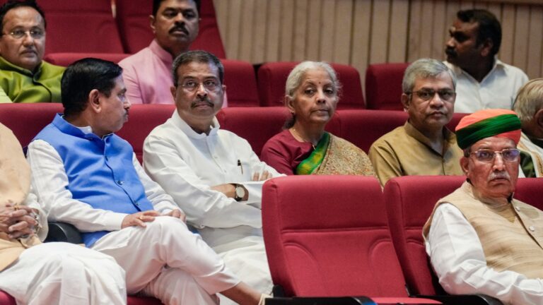 নতুন শিক্ষামন্ত্রী প্রহ্লাদ জোশী সংকটে থাকা দপ্তরের হাল ধরলেন দায়িত্ব গ্রহণের পরই
